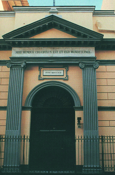 Le portail de la chapelle de la Maison Mère